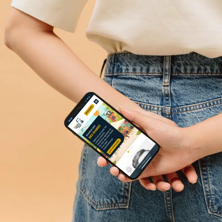 Person hält Smartphone mit Webseite