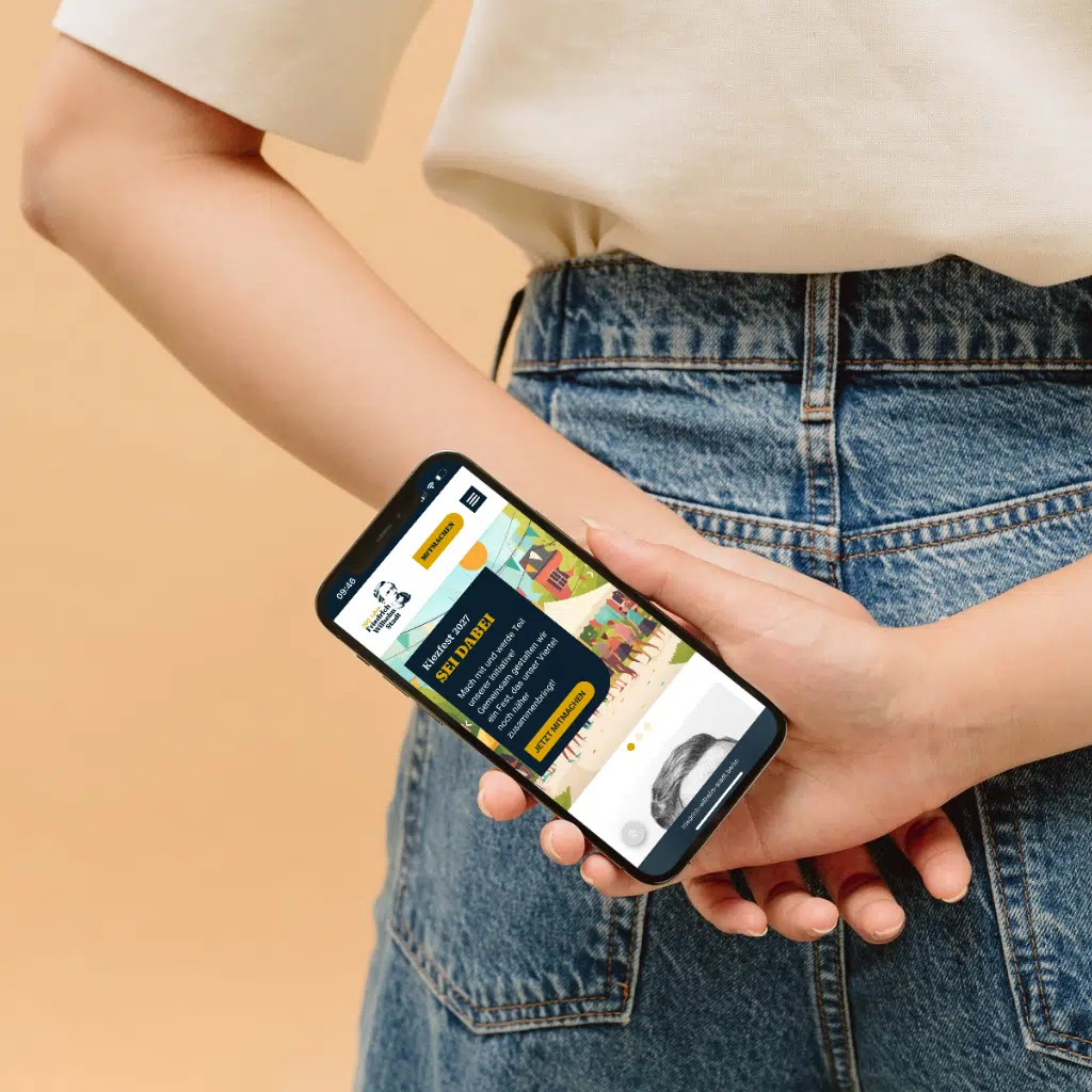 Person hält Smartphone mit Webseite