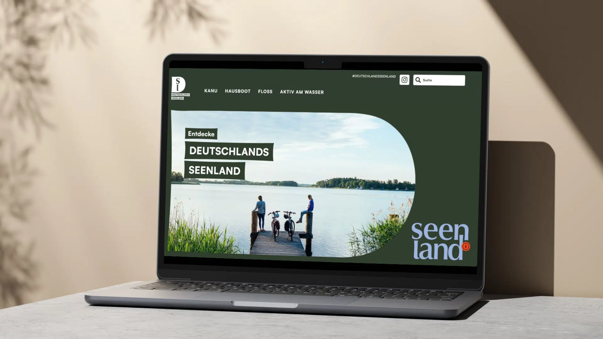 Laptop mit Deutschlands Seenland Website auf dem Bildschirm