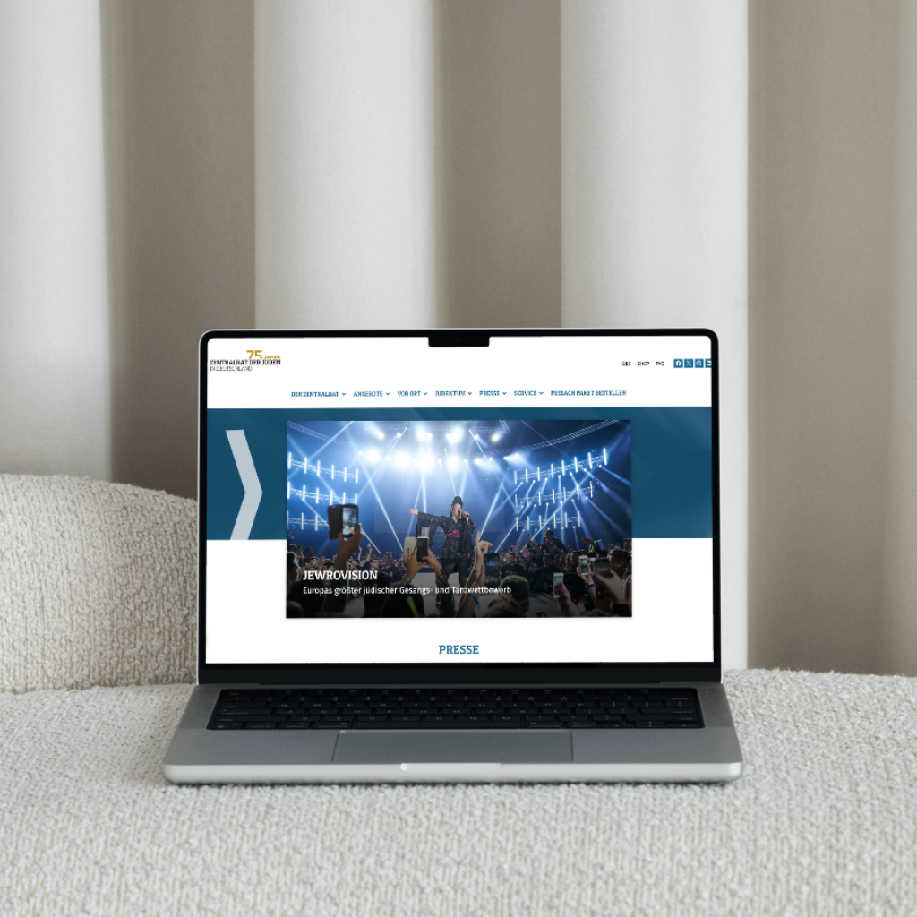 Laptop zeigt Webseite mit Konzertbild