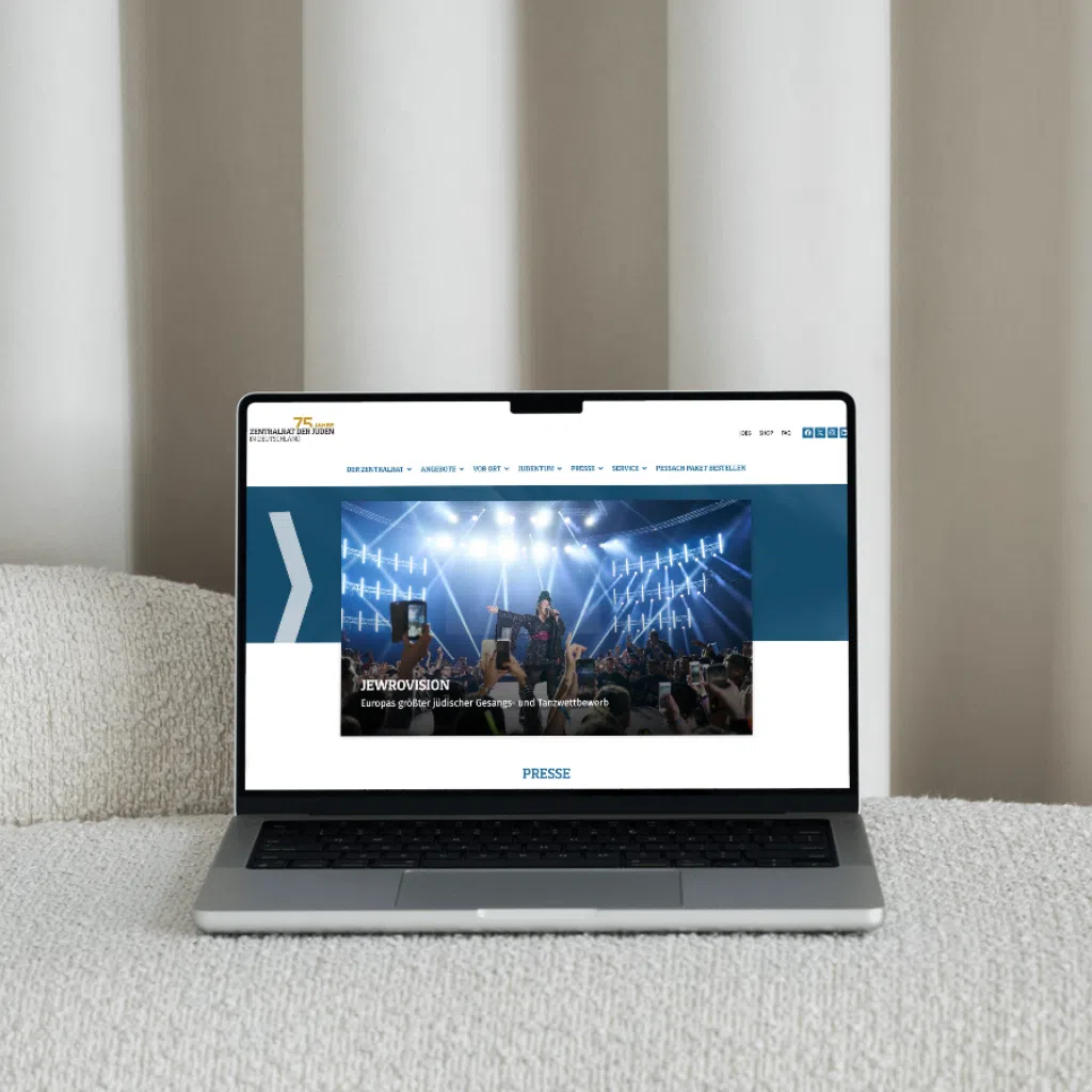 Laptop zeigt Webseite mit Konzertbild