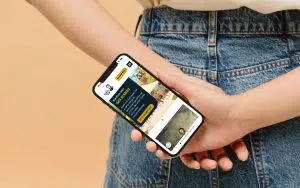 Frau mit Handy in der Hand