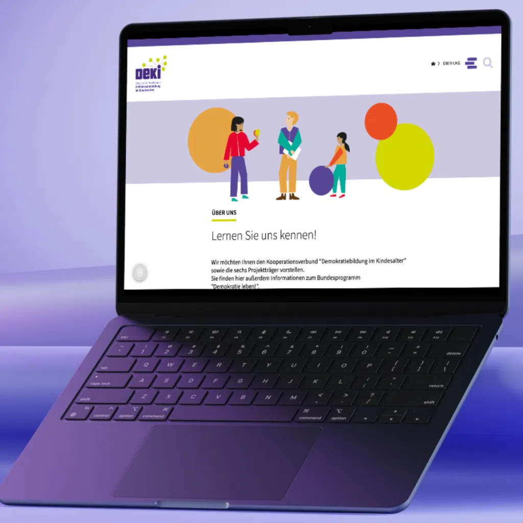 Laptop mit Website über Demokratiebildung